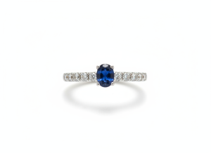 Anneau de pierre précieuse bleu ovale classique en argent sterling à demi-éternité